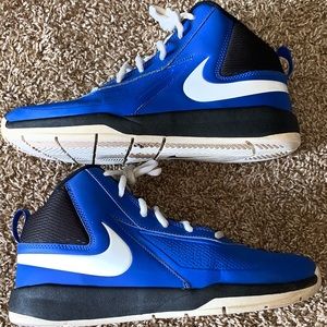 Nike Team Hustle D7 basketball shoes size 7y